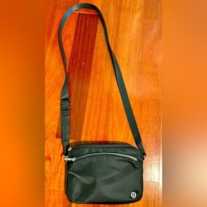 Lululemon adventurer crossbody bag 2.5L like new
